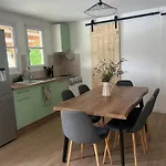 Chalet Et Etang, Exclusivement Privee Manzat
