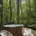 Et Etang, Exclusivement Privee Chalet Manzat