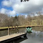 Chalet Et Etang, Exclusivement Privee Manzat